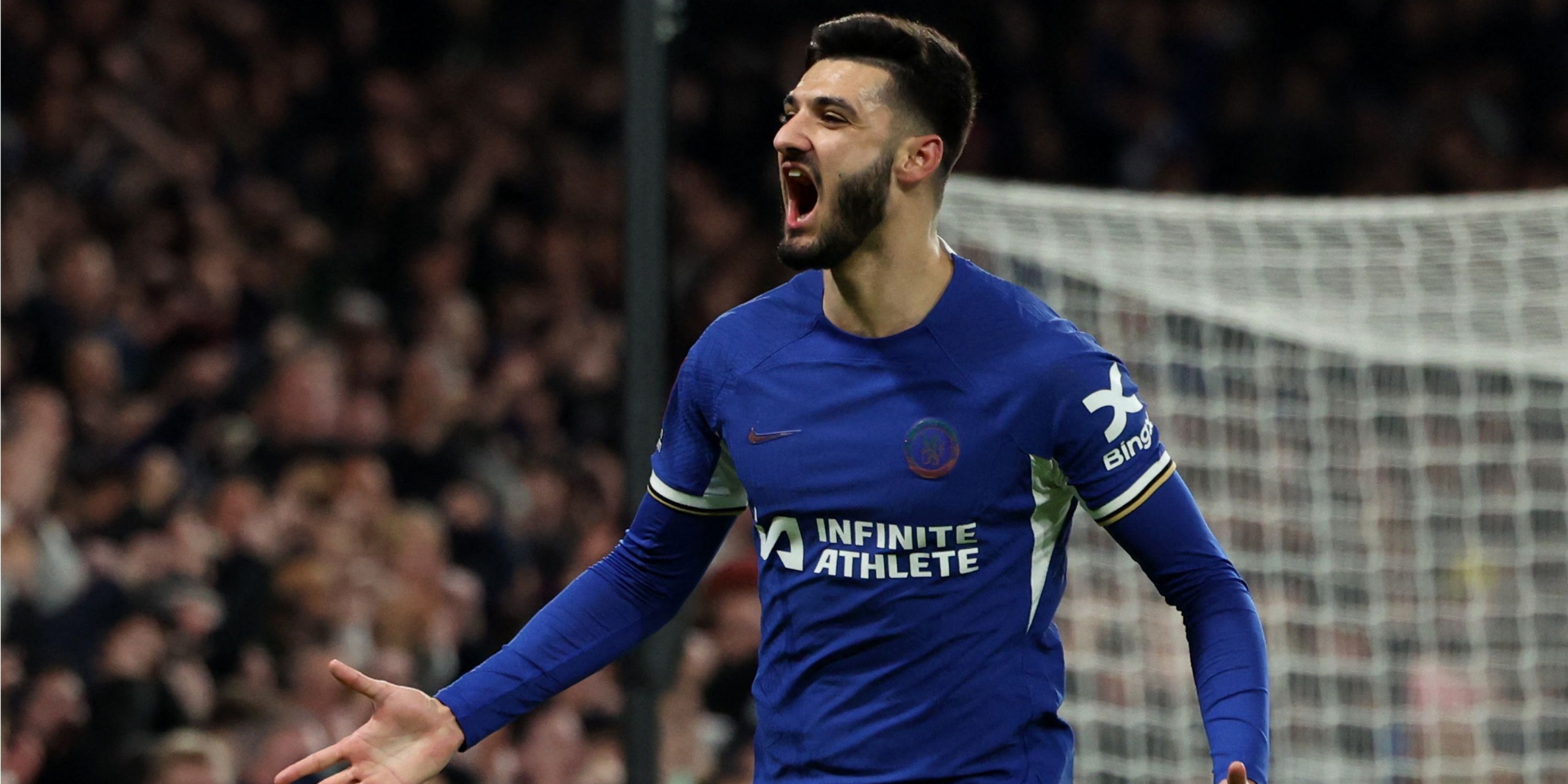 Armando Broja Chelsea adına gol atmayı kutluyor. 