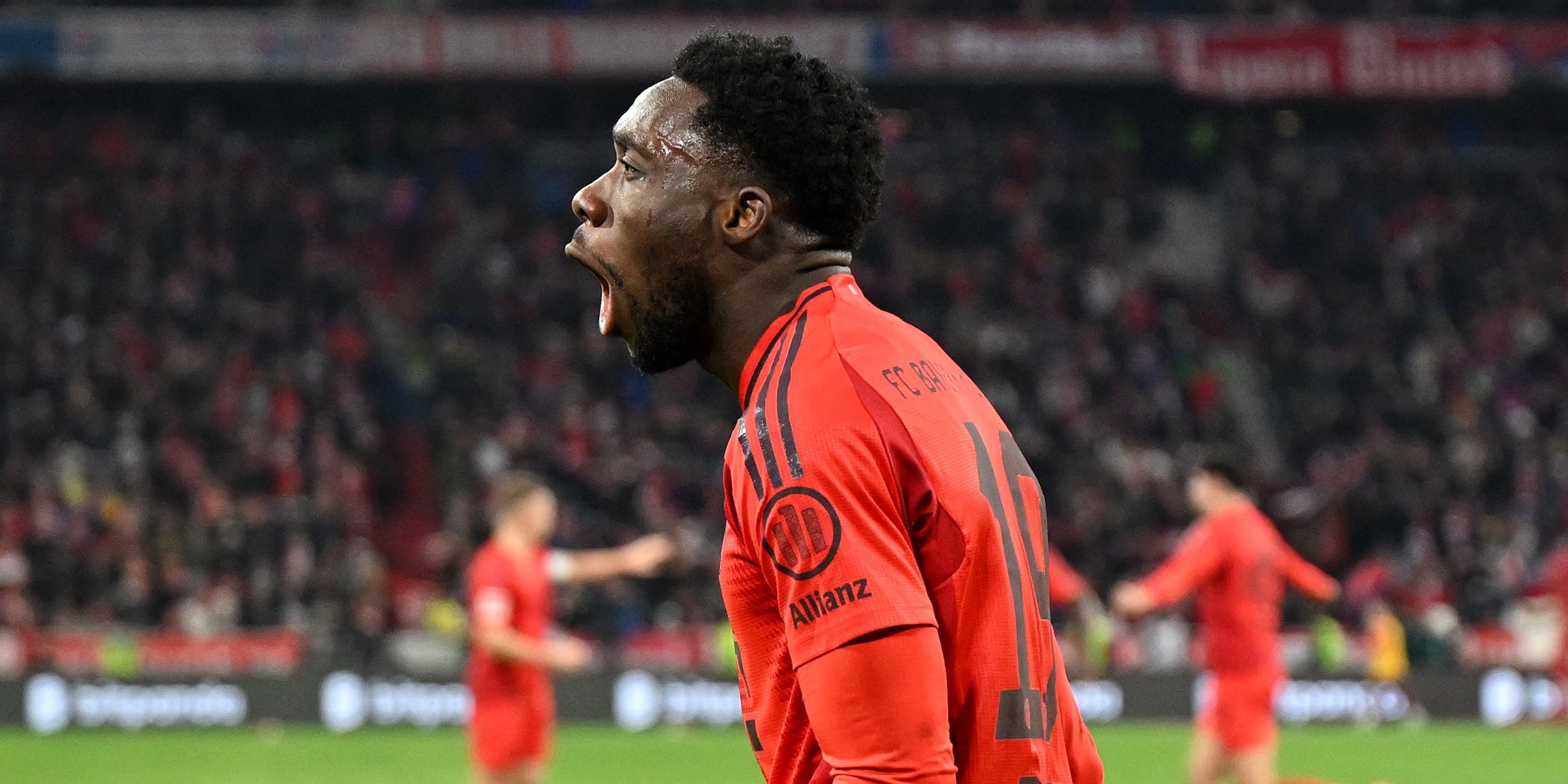 Bayern'li Alphonso Davies beşinci golünü kutluyor